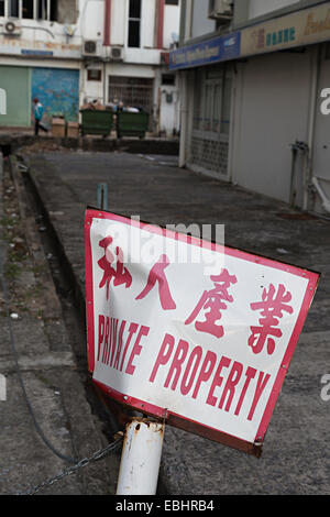 La proprietà privata in inglese e cinese su rotte post in strada, Miri, Malaysia Foto Stock