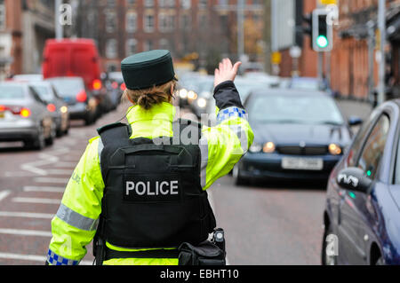 Belfast, Irlanda del Nord. 01 dic 2014 - PSNI officer onde sul traffico in corrispondenza di un veicolo temporaneo checkpoint. Si tratta dopo ACC Kerr avverte che i dissidenti repubblicani sono intenti a lanciare un bombardamento o uccidere la campagna nel periodo di Natale. Credito: Stephen Barnes/Alamy Live News Foto Stock