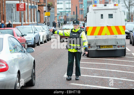 Belfast, Irlanda del Nord. 01 dic 2014 - PSNI officer cime di una vettura a un veicolo temporaneo checkpoint. Si tratta dopo ACC Kerr avverte che i dissidenti repubblicani sono intenti a lanciare un bombardamento o uccidere la campagna nel periodo di Natale. Credito: Stephen Barnes/Alamy Live News Foto Stock