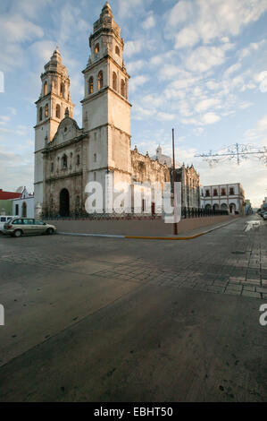 Vista della cattedrale di Campeche prese ad un angolo di includere entrambe le viste frontale e laterale come pure 55th e decimo strade di Campeche, Messico. Foto Stock