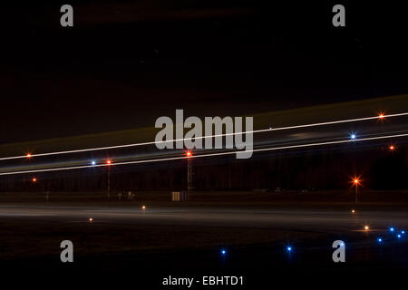 Sentieri di luce da un aereo di linea lo sbarco la notte da l'aeroporto Skavsta, Svezia. Foto Stock