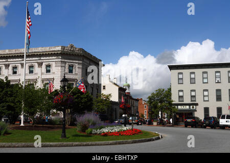 Vista di Lincoln Square, Gettysburg, Pennsylvania, USA. La bandiera sulla destra del lampione è la città di Gettysburg bandiera. Foto Stock