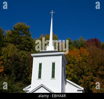 Chiesa bianca con sottili tall steeple. Adirondack State Park New York STATI UNITI D'AMERICA Foto Stock