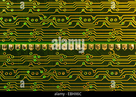Componenti elettrici di schede a circuito stampato a livello macro di RAM con tecnologia a montaggio superficiale golden conduttore stampato Foto Stock