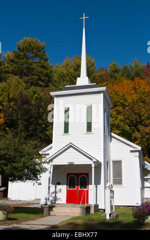 Chiesa bianca con sottili tall steeple. Adirondack State Park New York STATI UNITI D'AMERICA Foto Stock