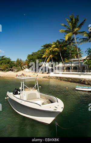 Mauritius Trou aux Biches, leisure boat ormeggiato a spiaggia pubblica Foto Stock