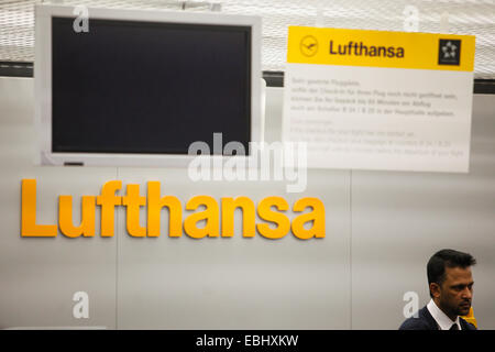 Berlino, Germania. 1 dicembre, 2014. Un membro del personale attende a Lufthansa di banco di check-in in aeroporto Tegel di Berlino, Germania, il 1 dicembre, 2014. Compagnia aerea tedesca Lufthansa ha detto il lunedì che aveva annullato quasi la metà dei suoi voli di linea il lunedì e martedì a causa di uno sciopero dai suoi piloti. © Zhang ventola/Xinhua/Alamy Live News Foto Stock