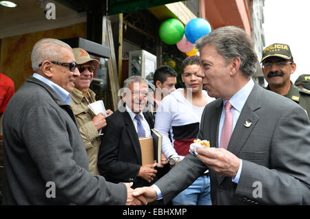 Bogotà, Colombia. 1 dicembre, 2014. Immagine fornita da Colombia assumerà la Presidenza mostra il presidente colombiano Juan Manuel Santos (R) a parlare con i cittadini Bogotan nella città di Bogotà, capitale della Colombia, il 1 dicembre, 2014. Il negoziatore capo del governo colombiano Humberto de la Calle detto domenica notte che una delegazione del governo colombiano potrebbe andare a l'Avana " al fine di avere un incontro di due giorni con la delegazione di esercito e forze rivoluzionarie della Colombia (FARC)', secondo la stampa locale. Credito: Cesar Carrion/Colombia la Presidenza/Xinhua/Alamy Live News Foto Stock