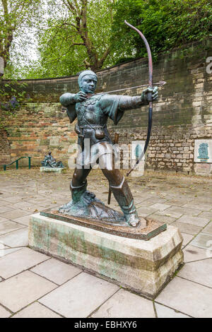 La statua di Robin Hood a Nottingham Castle, Nottingham, Inghilterra, Regno Unito Foto Stock