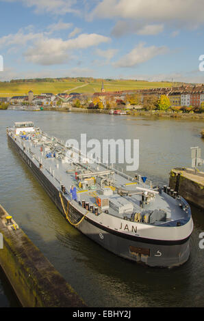 Franconia Würzburg Wuerzburg freighter portarinfuse quasi chiusa presso la Alte Brücke Principali vigneti lungo le sponde del fiume Foto Stock