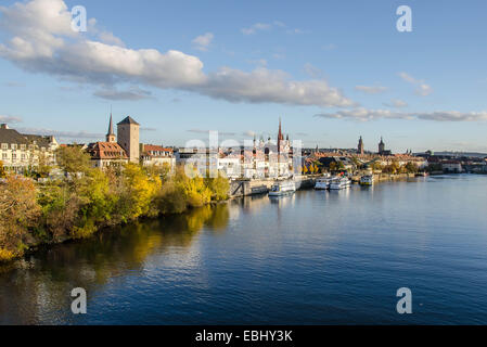 In Germania. Franconia, Wuerzburg, Würzburg, fiume principale, ,con le guglie delle chiese e torri, Imbarcazioni da fiume, per gite di un giorno sulle principali Foto Stock