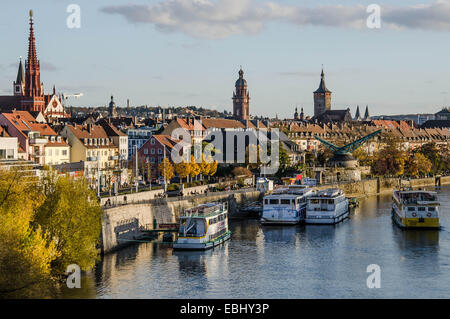 In Germania. Franconia, Wuerzburg, Würzburg, fiume principale, ,con le guglie delle chiese e torri, Imbarcazioni da fiume, per gite di un giorno sulle principali Foto Stock