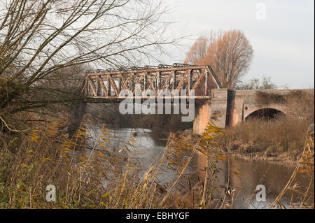 Stannals Bridge, un ferroviarie dismesse sul ponte la Greenway sul fiume Avon, Stratford upon Avon, Warwickshire, Inghilterra, Regno Unito Foto Stock