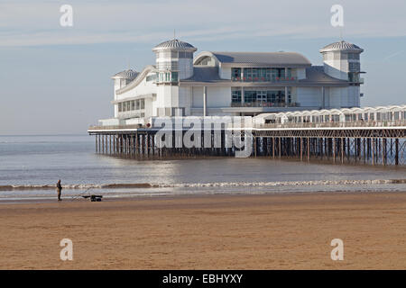 Il Grand Pier, Weston-super-Mare, Somerset, Inghilterra con un pescatore in primo piano. Foto Stock