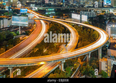 Bangkok City night view con il traffico principale Foto Stock