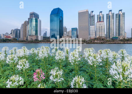 Highrise edificio moderno a Bangkok, in Thailandia. Foto Stock