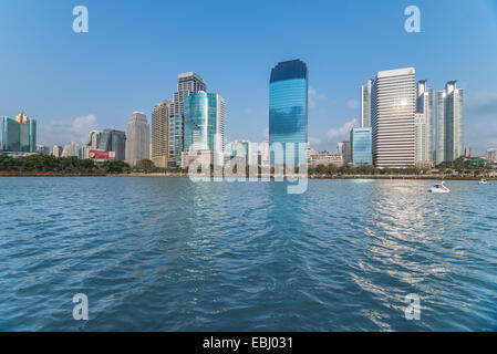 Highrise edificio moderno a Bangkok, in Thailandia. Foto Stock