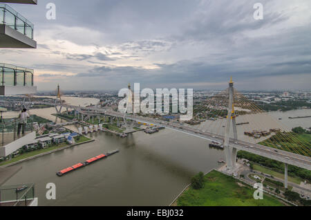 Il ponte di Bhumibol noto anche come anello industriale Ponte stradale, al crepuscolo. Foto Stock