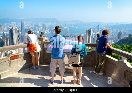 Hong Kong, Hong Kong - 15 Novembre 2014: turisti presso il Victoria Peak di Hong Kong. Victoria Peak è uno dei più popolari sp Foto Stock