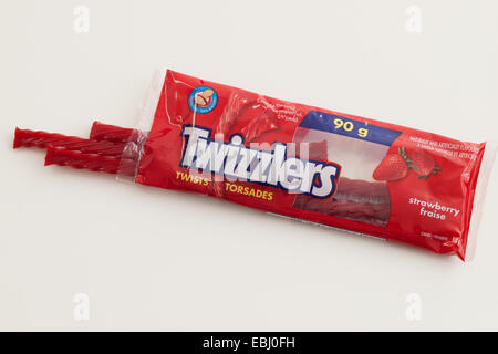 Un pacchetto di fragola Twizzlers torsioni liquirizia candy. Fabbricato da Hershey Company. Foto Stock