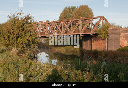 Stannals Bridge, un ferroviarie dismesse sul ponte la Greenway sul fiume Avon, Stratford upon Avon, Warwickshire, Inghilterra, Regno Unito Foto Stock