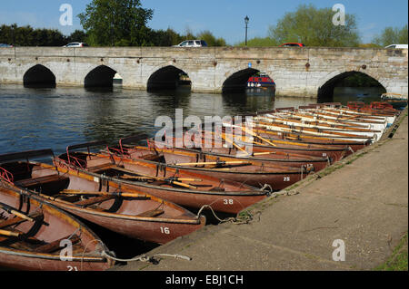 Barche a remi ormeggiate sul fiume Avon da Clopton Bridge a Stratford-upon-Avon, Warwickshire, Inghilterra, Regno Unito Foto Stock