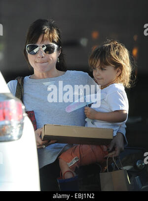 Selma Blair con le sue mani piena come ella porta figlio Arthur Bleick nelle sue braccia come pure delle borse per lo shopping come andare fuori a cena con: Selma Blair,Arthur Bleick dove: Los Angeles, California, Stati Uniti quando: 29 Maggio 2014 Foto Stock