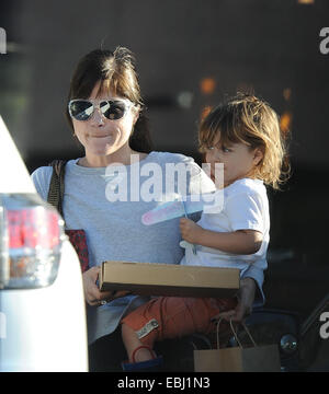 Selma Blair con le sue mani piena come ella porta figlio Arthur Bleick nelle sue braccia come pure delle borse per lo shopping come andare fuori a cena con: Selma Blair,Arthur Bleick dove: Los Angeles, California, Stati Uniti quando: 29 Maggio 2014 Foto Stock