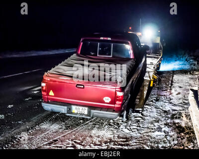 Carrello Ranger Ford è stato evacuato dopo la ripartizione sulla strada in inverno vicino a Kiev, in Ucraina. A causa di ritardi nella riparazione della vettura si è rotto il semiasse posteriore. Foto Stock