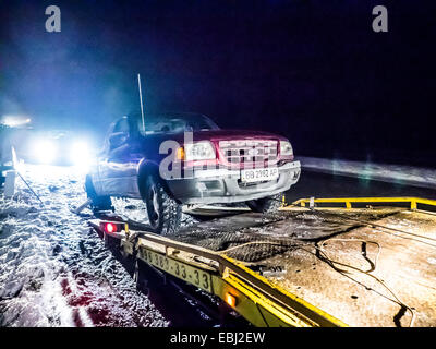 Carrello Ranger Ford è stato evacuato dopo la ripartizione sulla strada in inverno vicino a Kiev, in Ucraina. A causa di ritardi nella riparazione della vettura si è rotto il semiasse posteriore. Foto Stock