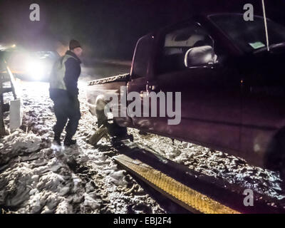 Carrello Ranger Ford è stato evacuato dopo la ripartizione sulla strada in inverno vicino a Kiev, in Ucraina. A causa di ritardi nella riparazione della vettura si è rotto il semiasse posteriore. 2° dic, 2014. © Igor Golovniov/ZUMA filo/Alamy Live News Foto Stock