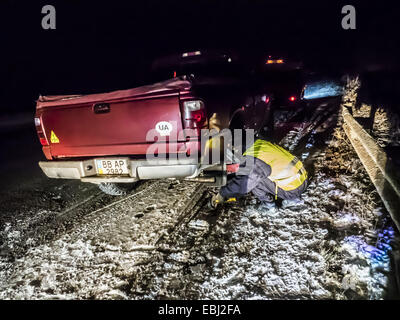 Carrello Ranger Ford è stato evacuato dopo la ripartizione sulla strada in inverno vicino a Kiev, in Ucraina. A causa di ritardi nella riparazione della vettura si è rotto il semiasse posteriore. 2° dic, 2014. © Igor Golovniov/ZUMA filo/Alamy Live News Foto Stock