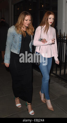 Nicola Roberts e un fortemente incinta Kimberley lasciando Walsh Dean Street Townhouse ristorante insieme dopo una notte fuori. Dotato di: Nicola Roberts,Kimberley Walsh dove: Londra, Regno Unito quando: 29 Maggio 2014 Foto Stock