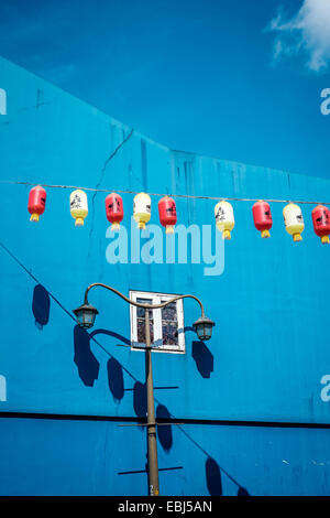 Edificio blu nella Chinatown di Singapore Foto Stock