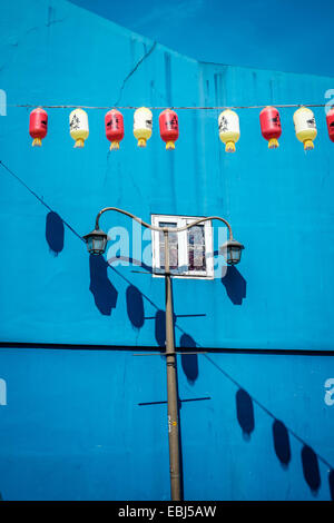 Edificio blu nella Chinatown di Singapore Foto Stock