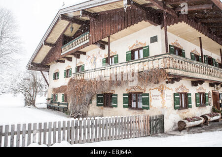 Strade invernale di Bayrischzell nelle Alpi Bavaresi, Germania Foto Stock