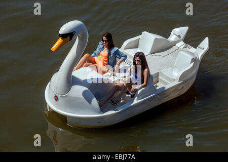 Le donne in Swan pedalò, turisti in giro sul fiume Moldava Repubblica Ceca Foto Stock