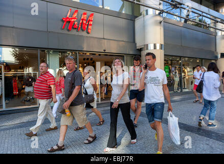Shopping a Praga, H&M store in via Na Prikope, turisti che camminano per la strada pedonale dello shopping Foto Stock