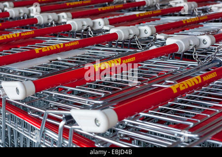 Carrelli per supermercati, carrelli per un supermercato Penny Market Foto Stock