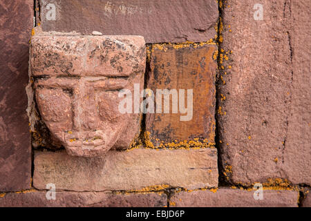 Pietra scolpita tenone-capi incorporato nella parete del semi-tempio sotterraneo. Tiwuanaku sito archeologico. Bolivia Foto Stock