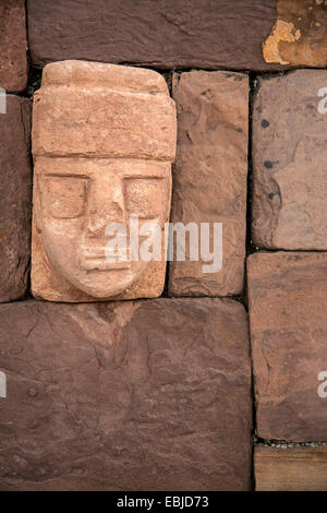 Pietra scolpita tenone-capi incorporato nella parete del semi-tempio sotterraneo. Tiwuanaku sito archeologico. Bolivia Foto Stock