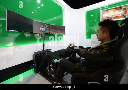 Shijiazhuang cinese nella provincia di Hebei. 2° dic, 2014. Un uomo che riproduce il video giochi al gioco di Microsoft Innovation Center in Dachang Hui contea autonoma, a nord della Cina di nella provincia di Hebei, Dicembre 2, 2014. Il centro che si è aperto il martedì è la seconda incubazione base del gioco innovazione fondata da Microsoft Corp in Cina. Credito: Wang Xiao/Xinhua/Alamy Live News Foto Stock