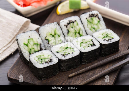 Rotoli di Sushi con il cetriolo e semi di sesamo Foto Stock