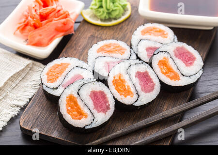 Yin Yang futomaki con tonno e salmone Foto Stock