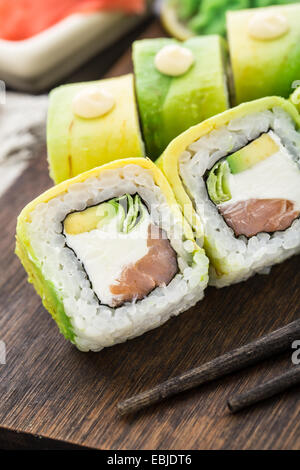 Sushi rullo rivestito con avocado Foto Stock