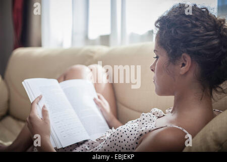Giovane donna libro di lettura Foto Stock