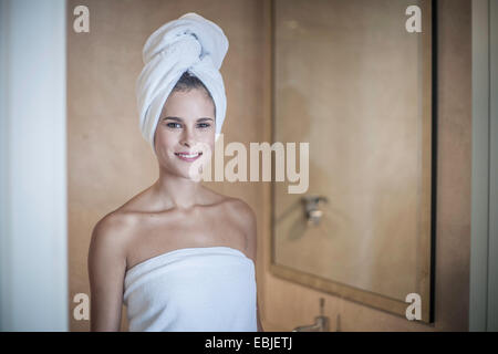 Giovane donna con asciugamano sulla testa Foto Stock