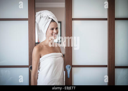 Giovane donna con asciugamano sulla testa Foto Stock