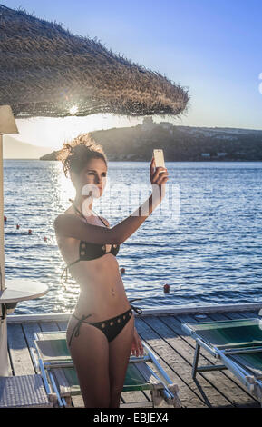 Giovane donna prendendo selfie in vacanza Foto Stock