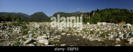 Il letto del fiume coperto con bolders ai piedi del Monte Olimpo, Grecia, Macedonia, Olymp Foto Stock